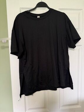 SALE 🛍️ Women’s Black Athletic Top - Size M